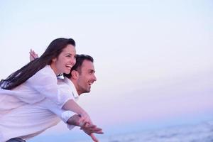 jovem casal na praia se divertir foto