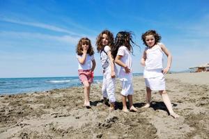 crianças brincando na praia foto