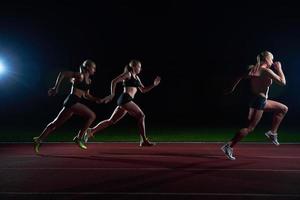 corredores atléticos passando o bastão na corrida de revezamento foto