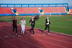 pessoas de negócios correndo na pista de corrida foto