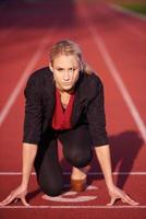 mulher de negócios pronta para correr foto