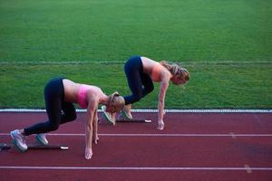 grupo de mulheres correndo na pista de atletismo desde o início foto