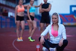 mulher desportiva na pista de corrida atlética foto