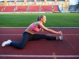 mulher desportiva na pista de corrida atlética foto