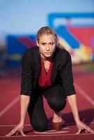 mulher de negócios pronta para correr foto