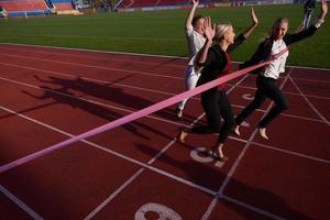 pessoas de negócios correndo na pista de corrida foto