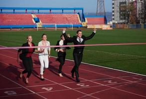 pessoas de negócios correndo na pista de corrida foto