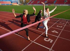 pessoas de negócios correndo na pista de corrida foto