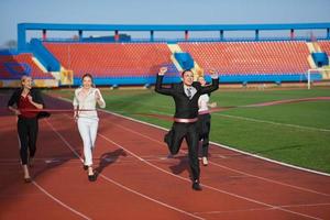 pessoas de negócios correndo na pista de corrida foto