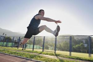 jovem atleta correndo foto