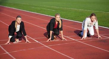 mulher de negócios pronta para correr foto