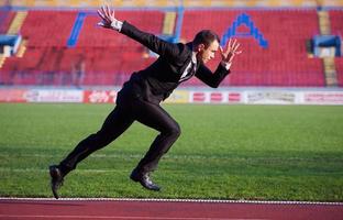 homem de negócios pronto para correr foto