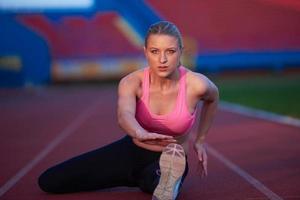 mulher desportiva na pista de corrida atlética foto