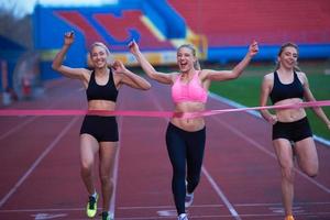 corredores femininos terminando corrida juntos foto