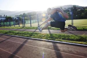 jovem atleta correndo foto