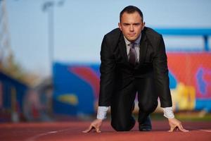 homem de negócios pronto para correr foto