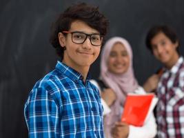 equipe de adolescentes árabes, grupo de estudantes trabalhando juntos no conceito de educação em sala de aula on-line de laptop e tablet. foco seletivo foto