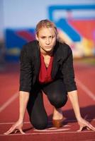 mulher de negócios pronta para correr foto