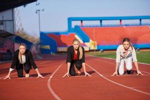 mulher de negócios pronta para correr foto