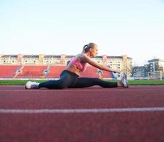 mulher desportiva na pista de corrida atlética foto