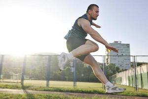 jovem atleta correndo foto