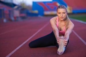 mulher desportiva na pista de corrida atlética foto