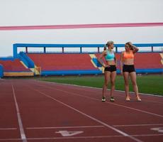 corredores femininos terminando corrida juntos foto