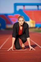 mulher de negócios pronta para correr foto