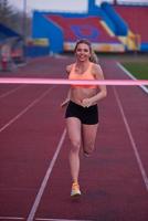 mulher desportiva na pista de corrida atlética foto