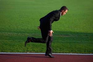 homem de negócios pronto para correr foto