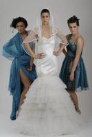 retrato de uma linda mulher de três vestidos de noiva foto