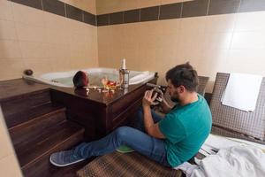 homem relaxando na jacuzzi foto