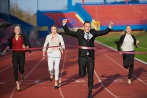 pessoas de negócios correndo na pista de corrida foto