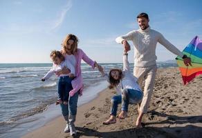 família feliz aproveitando as férias durante o dia de outono foto