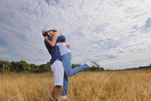 feliz casal jovem tem tempo romântico ao ar livre foto