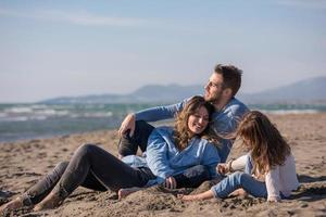 jovem família desfrutando de férias durante o outono foto