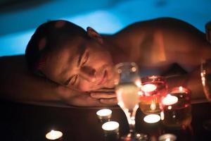 homem relaxando na jacuzzi foto