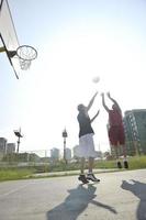 jogo de streetball no início da manhã foto