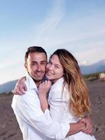 jovem casal na praia se divertir foto