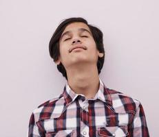 retrato de adolescente árabe em fundo branco foto