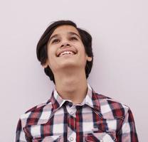 retrato de adolescente árabe em fundo branco foto