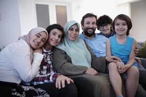 retrato de família muçulmana em casa foto