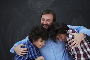 feliz pai abraçando filhos foto