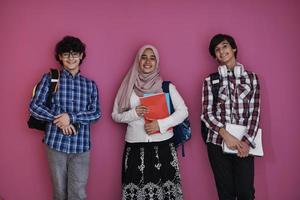 grupo de adolescentes árabes foto