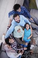 retrato de família muçulmana em casa vista superior foto