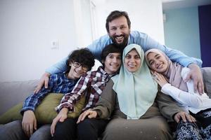 retrato de família muçulmana em casa foto