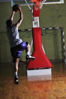 jogador de jogo de bola de basquete no pavilhão desportivo foto