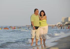 casal de idosos feliz na praia foto