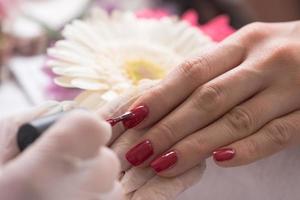 mãos de mulher recebendo uma manicure foto