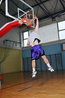 jogador de jogo de bola de basquete no pavilhão desportivo foto